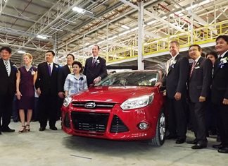 U.S. Ambassador Kristie Kenney (2nd left), Ford ASEAN President Peter Fleet (6th left), Ford Asia Pacific and Africa President Joe Hinrichs (3rd right), Industry Minister Pongsvas Syasti (2nd right) and honored guests admire the new Ford Focus.